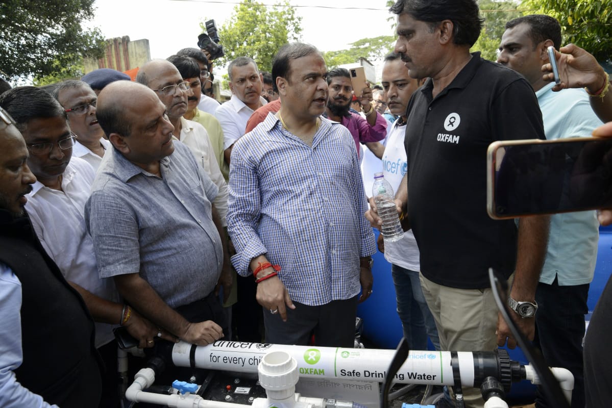 Oxfam India (@oxfamindia) on Twitter photo CM <a href="/himantabiswa/">Himanta Biswa Sarma</a> visits our Cachar response site. #AssamFloods
Our colleague Parmeshwar Patil👇explains how the AP 700 Water Filter works. Apart from schools, we have fitted them on boats to make clean drinking water available.
We are responding with <a href="/UNICEFIndia/">UNICEF India</a> <a href="/sdma_assam/">Assam State Disaster Management Authority</a> CM <a href="/himantabiswa/">Himanta Biswa Sarma</a> visits our Cachar response site. #AssamFloods
Our colleague Parmeshwar Patil👇explains how the AP 700 Water Filter works. Apart from schools, we have fitted them on boats to make clean drinking water available.
We are responding with <a href="/UNICEFIndia/">UNICEF India</a> <a href="/sdma_assam/">Assam State Disaster Management Authority</a>
