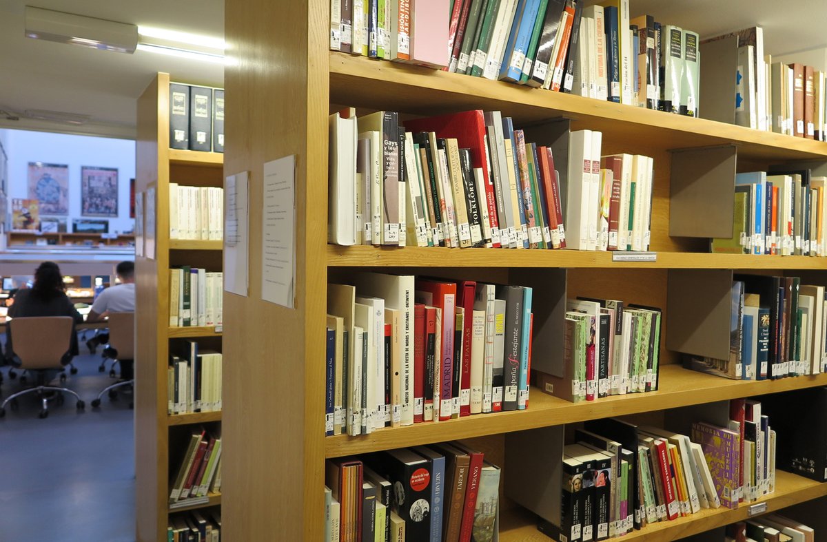 MuVIM's tweet photo. 📚 Un món de llibres t'espera a la #Biblioteca del
@MuVIM este estiu! 🔍
Vine i descobreix tot el que pots trobar al teu abast! #Disseny, #Fotografia, #Història, #Filosofia... Tornaràs‼
📲 Anticipa't i fes clic en https://t.co/iUeG7KPkYp
#BibliotecaMuVIM #AnemAlMuVIM https://t.co/S3OzvhAHUD