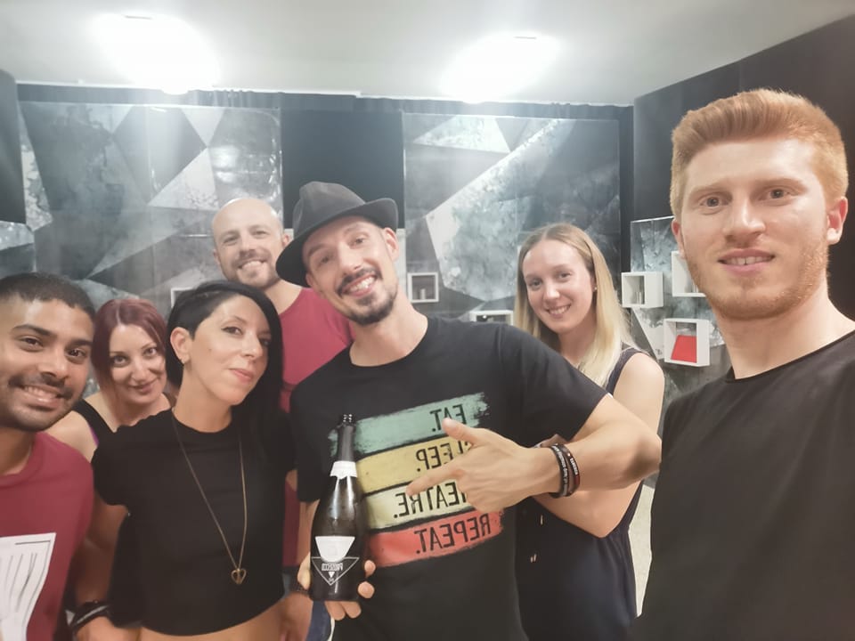 Ho fatto la seconda lezione al corso di #PublicSpeaking e #PresenzaScenica e siamo stati messi alla prova con l'improvvisazione. 
Avevo portato il Prosecco Leo Nardin per fare un brindisi: l'abbiamo fatto al coraggio di affrontare la sfida.
C'è tanto (e sempre) da imparare!