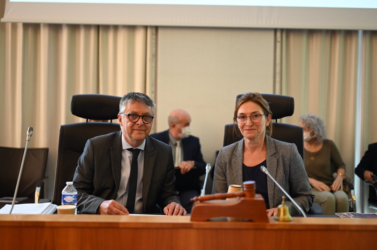 Prefet16's tweet photo. #RASE2021 | La préfète commence sa présentation devant l’Assemblée du Conseil départemental.
« C’est également l’occasion de pouvoir en échanger avec vous qui êtes élus, et à travers vous, avec les citoyens que vous représentez » a rappelé Magali DEBATTE lors de son introduction https://t.co/CAgJCCVk3Q