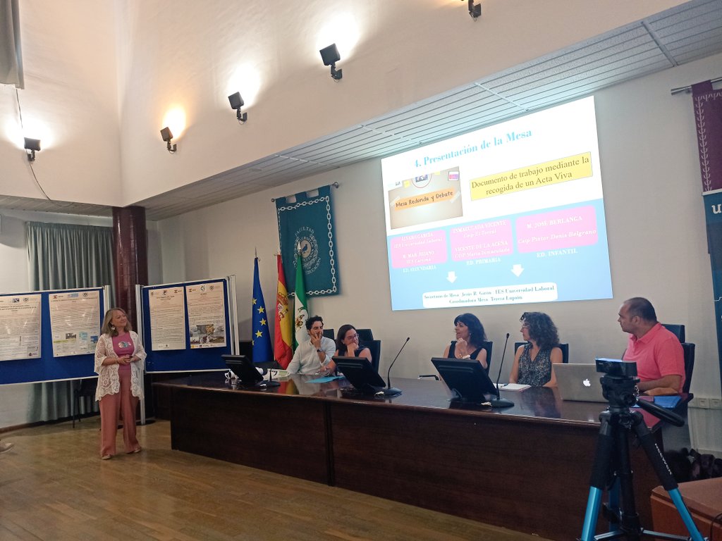 EncicGroup's tweet photo. Comenzamos el Simposio 2 titulado "Transferencia desde la investigación a la práctica" Participan:
Álvaro García
Jesús Ramón Girón
María del Mar Hijano
Vicente de la Aceña
Inmaculada Vicente
María José Berlanga

Coordina: @TeresaLupion

#ENCIC
#VISeminarioENCIC https://t.co/3W8IhUwed5