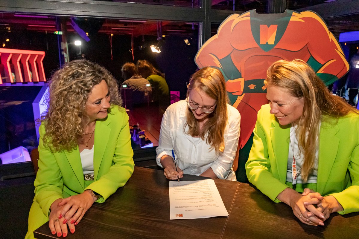 Meet Anouk, onze kersverse Innovation Trainee! 
Afgelopen donderdag tijdens het HeroFestival heeft zij haar contract voor het HortiTech #Innovation Traineeship ondertekend. Ook zij gaat bij 3 innovatieve bedrijven waaronder TNO werken aan innovatie in de food en flower industrie!