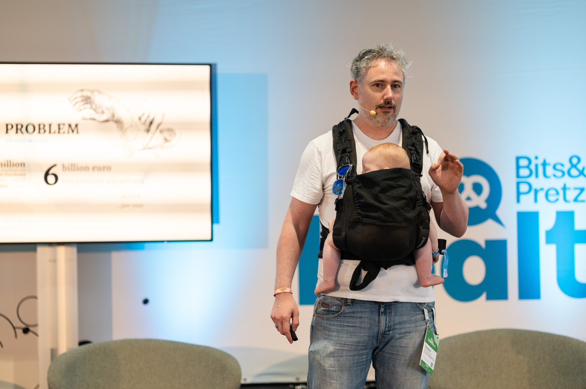 coldplasmatech's tweet image. Unser Wundrebell-Duo &quot;Mini and Maxi Wound-Rebel&quot; (Carsten and Kilian) rockt die Bühne auf der &quot;Bits and Pretzels&quot; in München. #coldplasmatech #bitsandpretzels #drcarstenmarenholz #wundrebell