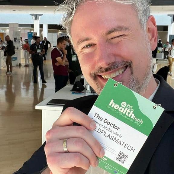 coldplasmatech's tweet image. Unser Wundrebell-Duo &quot;Mini and Maxi Wound-Rebel&quot; (Carsten and Kilian) rockt die Bühne auf der &quot;Bits and Pretzels&quot; in München. #coldplasmatech #bitsandpretzels #drcarstenmarenholz #wundrebell