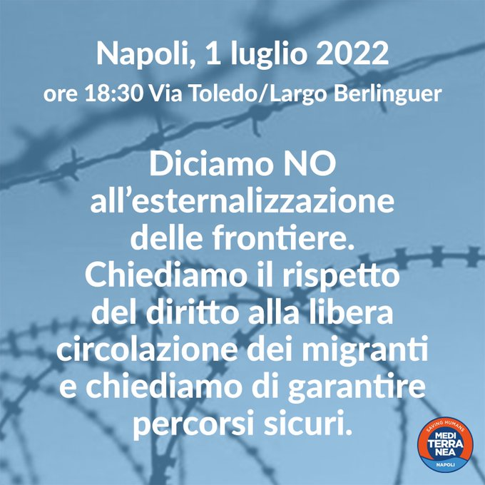 Vor unscharf fotografiertem Stacheldraht:<br><br>Napoli, 1 luglio 2022 <br>ore 18:30 Via Toledo/Largo Berlinguer <br><br>Diciamo NO <br>all'esternalizzazione delle frontiere. <br>Chiediamo il rispetto del diritto alla libera circolazione dei migranti e chiediamo di garantire percorsi sicuri.<br><br>Logo von Mediterranea