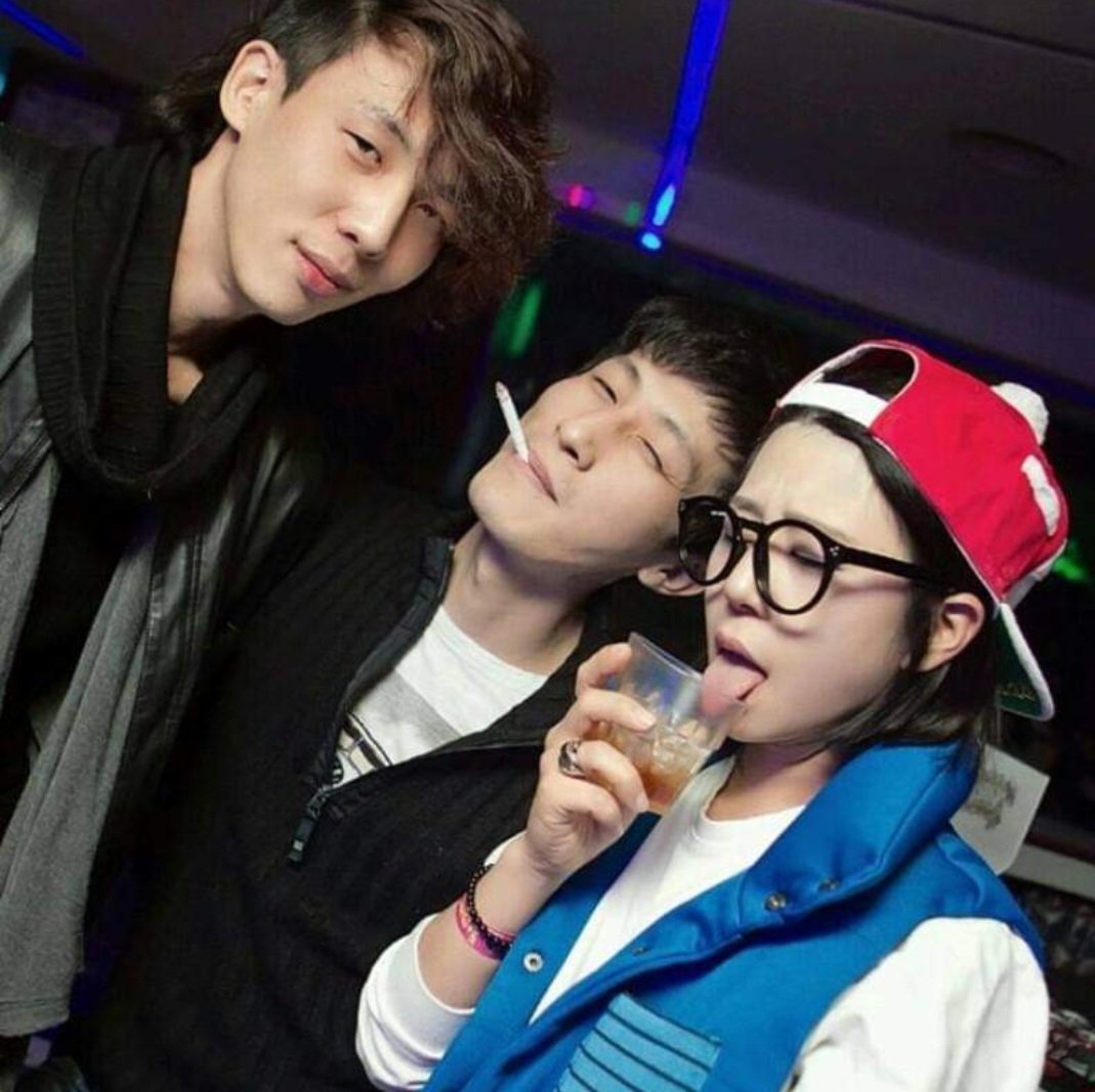 한동안 휴식기를 가진 상태에서
(같이 사는 친형 코로나, 개인사정등등)

지금껏 만들었던 nft작품들을 싹 훑어보았다

한동안 작업을 안하다가 내가 만든 작을 보는데 뭔가 리프레쉬된 두뇌인지 좋은부분과 나쁜부분이 확실히 눈에 들어온다.

조만간 새 케릭터와 더 좋은 작으로 등장예정

옛날사진