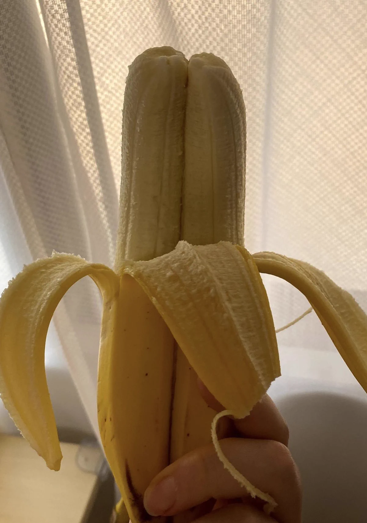 【衝撃】切れ目の入ったバナナを剥いたら…双子のバナナが登場www