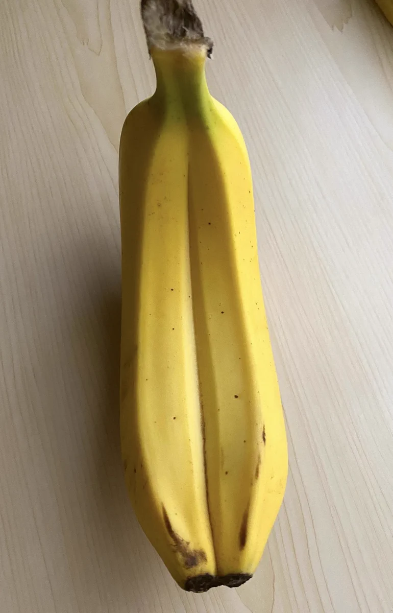 【衝撃】切れ目の入ったバナナを剥いたら…双子のバナナが登場www