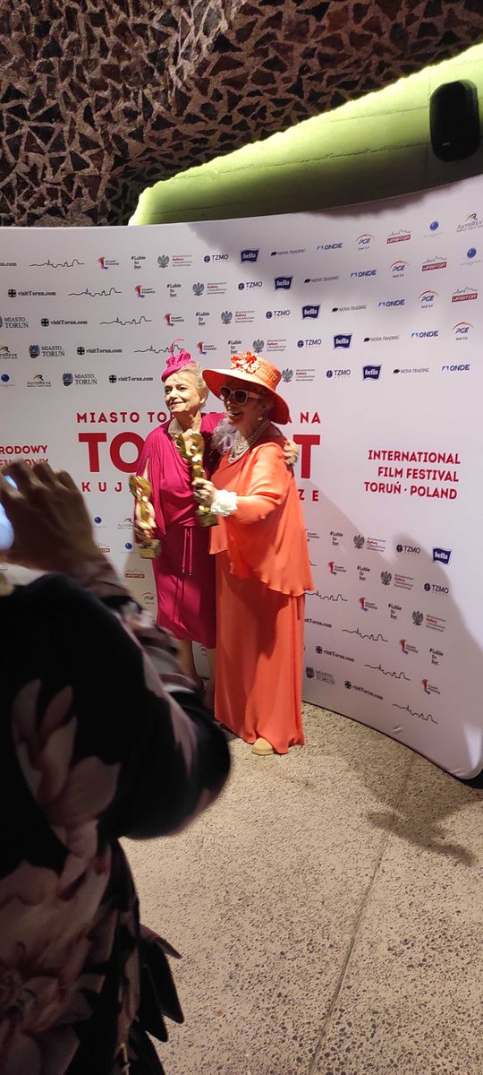 naEKRANIEpl's tweet photo. Rozpieszcza nas @tofifest. Rozmawiamy z Andrzejem Grabowskim i Katarzyną Figurą, oglądamy świetne filmy, pijemy drinki z palemką i szukamy Kopernika. Dołączacie? #TOFIFEST  #TofifestFilmFestival https://t.co/D7N1Yke7qv