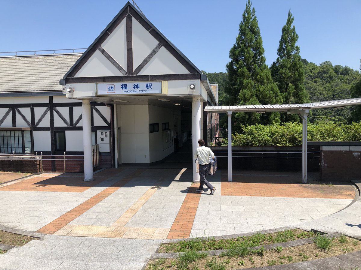 kiw124's tweet photo. 奈良県大淀町にある「近鉄ふぁーむ　花吉野」で生産したリーフレタスとミディトマトを、最寄りの近鉄福神駅から10時55分発（平日）のさくらライナーで大阪阿部野橋駅へ輸送。近鉄百貨店ハルチカマルシェの売り場には12時5分に並べられました。 https://t.co/PJ5FBv2f92