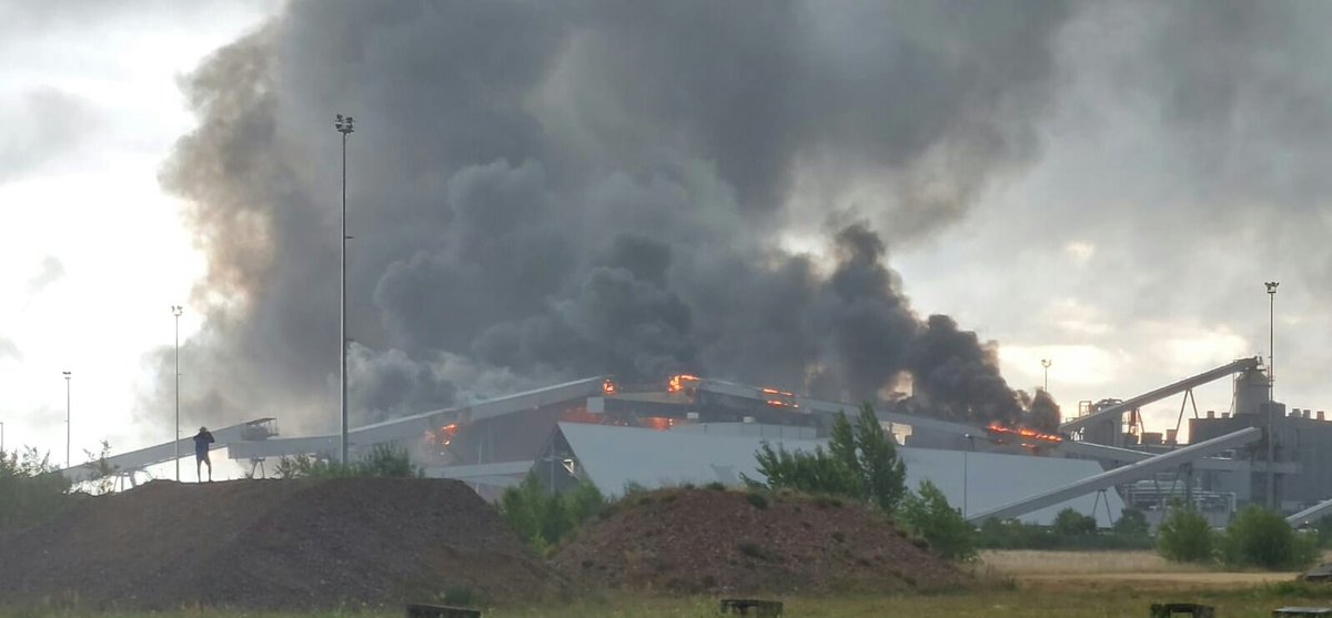 Zur Info. Grossfeuer 

Arneburger Zellstoffwerk bei uns im Landkreis Stendal steht komplett in Flammen. 
Alle Feuerwehren sind im Einsatz. Sieht nicht gut aus. 😔
