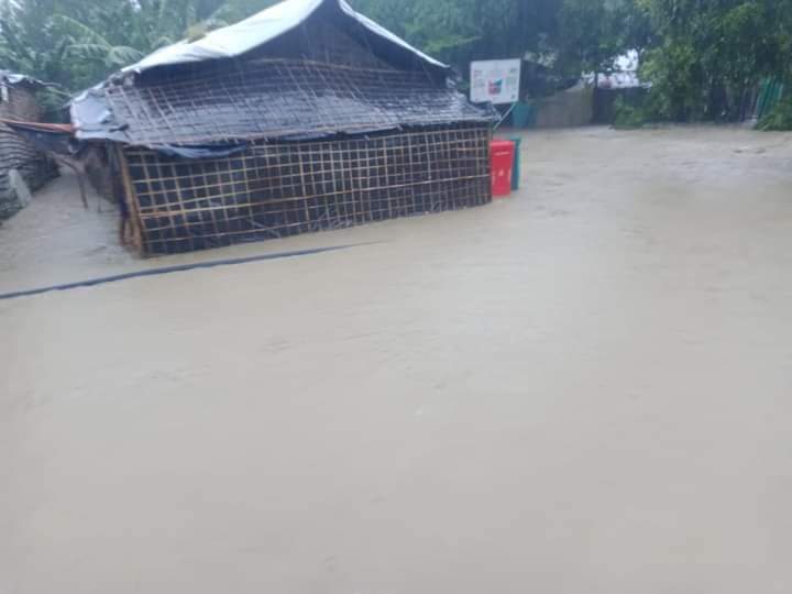 MdHaras12's tweet photo. The circumstances of the BD Refugees are like these  in the raining Season .In the raining Season we became float victims and the winter season we became fire victims . This is the life of the Refugees .
#SaveRohingyaRefugees
#SaveRefugeeCamps
#Cox's Bazar 
#Bangladesh https://t.co/6r0xnupQGr