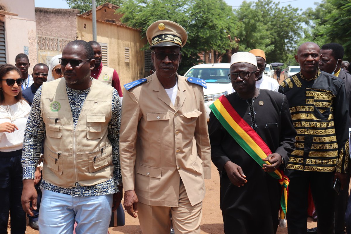 RGPH5MALIBCR's tweet photo. Le DG de l'INSTAT, Dr Arouna SOUGANÉ a conduit, le 29/06/22, une visite de terrain avec les #PTF du RGPH5. Cette visite s’inscrit dans le cadre de la phase de dénombrement du #RGPH5 et vise à rassurer les partenaires du bon déroulement de l'opération et de la qualité des données. https://t.co/lllKtNI77A