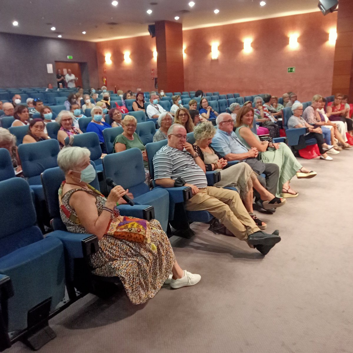 LaFAVIBC's tweet photo. Lectura de frases i reivindicació del paper de les dones en la societat, a la IV JORNADA #SEFORA
#viuelsbarris #casadelmar #agenciadhabitatge #fundaciohabitatge
@gencat @diba @xarxaomnia @LaFAVIBC https://t.co/mLcAMtHjYE