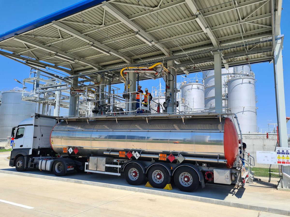 clariant's tweet photo. Yesterday we reached another important milestone at our #sunliquid plant in Podari: The first shipment is on its way to our customer @Shell! #Cellulosicethanol will play a key role in the #decarbonization of the transportation sector! #sustainablemobility #greaterchemistry https://t.co/IxyR5bYf0J