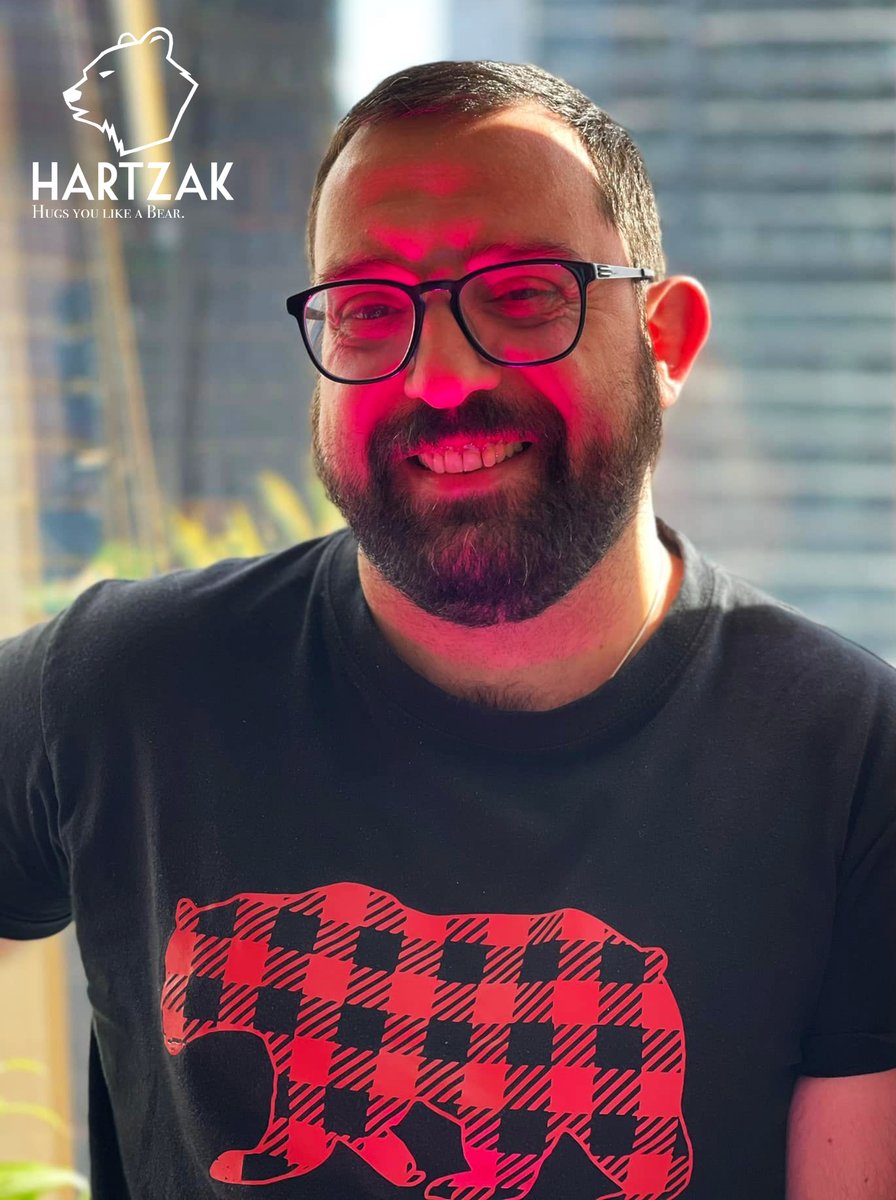 HARTZAK1's tweet photo. Thank you very much Antonio from UK wearing our HARTZAK T-Shirt with “BEAR PLAID" design.
Awesome photo! Big hugs! ❤️
ONLINE: https://t.co/GTVmPOJydD
IG: @hartzak
🌍 Worldwide Shipping
#hartzak #osos #dj #djbear #woof #deafartist #gayartist #gaybear #bearinstagram #daddybear https://t.co/XK5OkYzar8