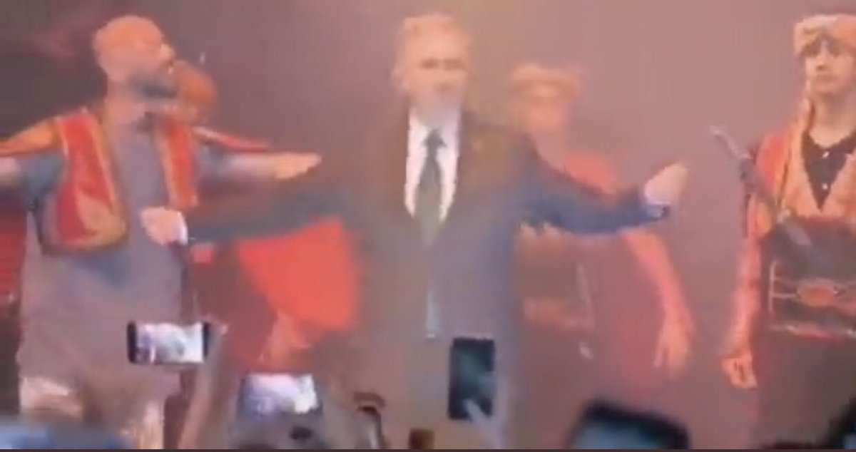 MuratAIan's tweet photo. —Soldaki şahıs göbek atarken..
—Sağdaki genç kız boğuluyordu..
—Busenur Doğanay, Ankara’nın göbeğinde öldü.
🔴Daha önce hiç su basmamış bir apartmanı dün su bastı!
🔴5 ayda Ankara’da 7 kişi öldü, 1’i de kayıp!
—Şimdi bu tweetin altında hırlayın bakalım Ajansın paralı köpekleri.. https://t.co/8h6VoeunFv