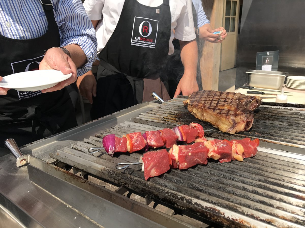 viandeorrouge's tweet photo. [Astuce 💡]
Comment faire de bonnes brochettes ?
1️⃣ Soignez la taille de la viande
2️⃣ Surveillez la cuisson
#orrouge #viandeorrouge #gastronomie #astuce #degustation #food #foodporn #meat #meatlover #boeuf #plancha https://t.co/ViY2qyVzyT