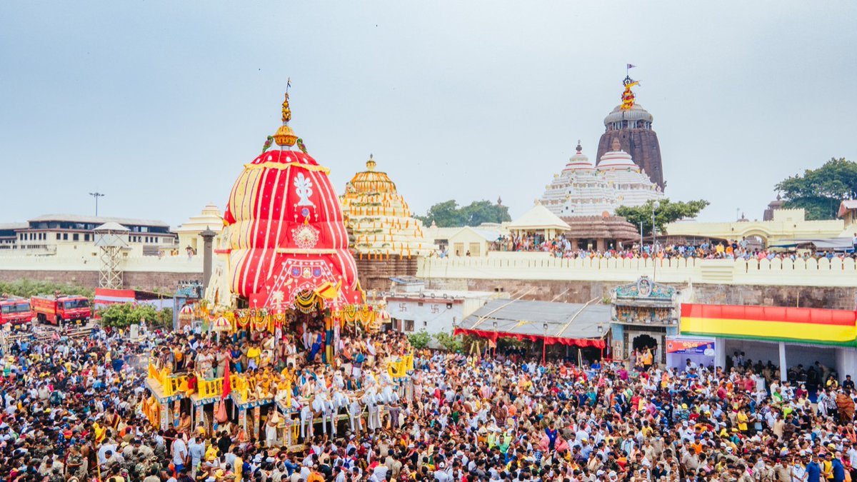 sshaktiprasad's tweet photo. The wait is over ! 
The moment has come !

The Lord of the Universe has come out to embrace the devotees !

Emotions run high at #Badadanda,#Puri as the three #Raths are on their way to ShreeGundicha temple.

#RathaYatra2022 
#RathaYatra 
#JaiJagannath https://t.co/QNkpXu05km