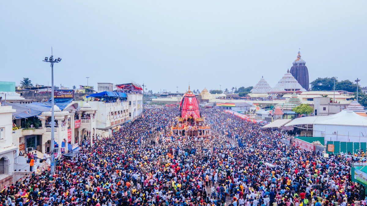 sshaktiprasad's tweet photo. The wait is over ! 
The moment has come !

The Lord of the Universe has come out to embrace the devotees !

Emotions run high at #Badadanda,#Puri as the three #Raths are on their way to ShreeGundicha temple.

#RathaYatra2022 
#RathaYatra 
#JaiJagannath https://t.co/QNkpXu05km