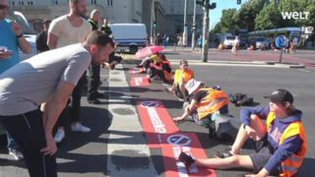 „Müssen Sie pünktlich auf Arbeit sein?“, fragt der Handwerker die „Letzte Generation“ to.welt.de/pGLjaOF