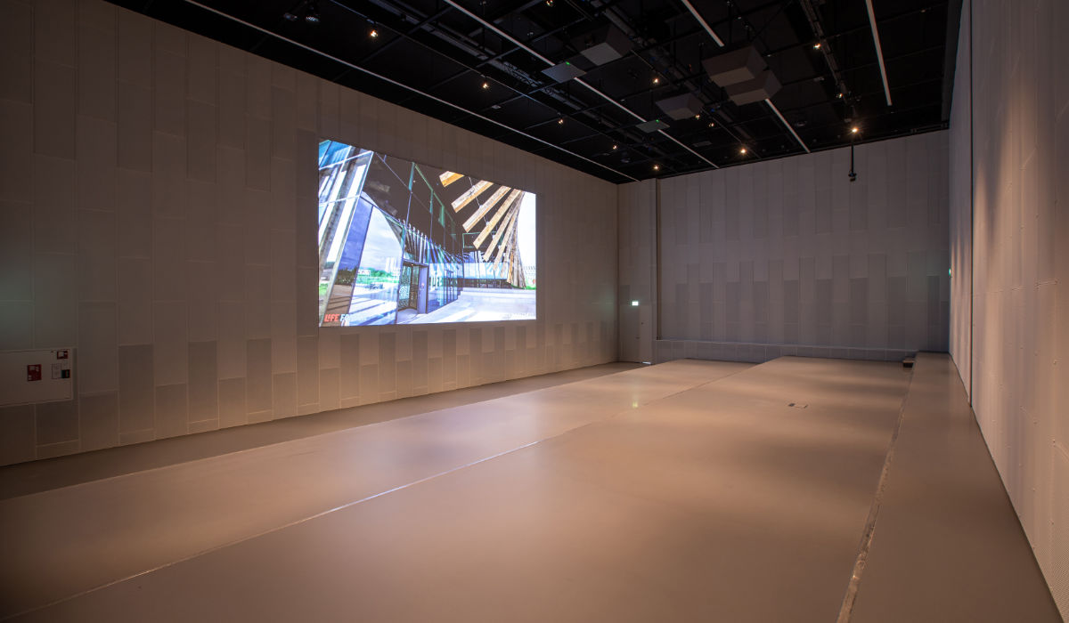 MeyerSoundEs's tweet photo. El sistema de “Auditorium 360” está formado por 12 altavoces envolventes HMS-10 repartidos en las paredes, con cuatro más en el techo junto con altavoces compactos UP-4slim. Cuatro subgraves MM-10XP ofrecen el apoyo en las frecuencias más bajas. https://t.co/NHW0iQiMN3