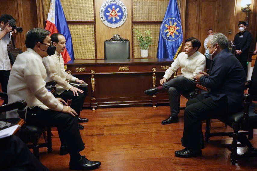 smninews's tweet photo. Inaprubahan ni President ‘Bongbong’ Marcos Jr. ang extension ng libreng sakay sa EDSA Bus Carousel hanggang sa Disyembre 2022, aprubado din ang libreng pamasahe sa MRT-3, LRT-2, at PNR sa mga estudyante kasabay ng pagsisimula ng face-to-face classes ngayong Agosto.
 
📸: DOTr https://t.co/SVh7hzMDWz