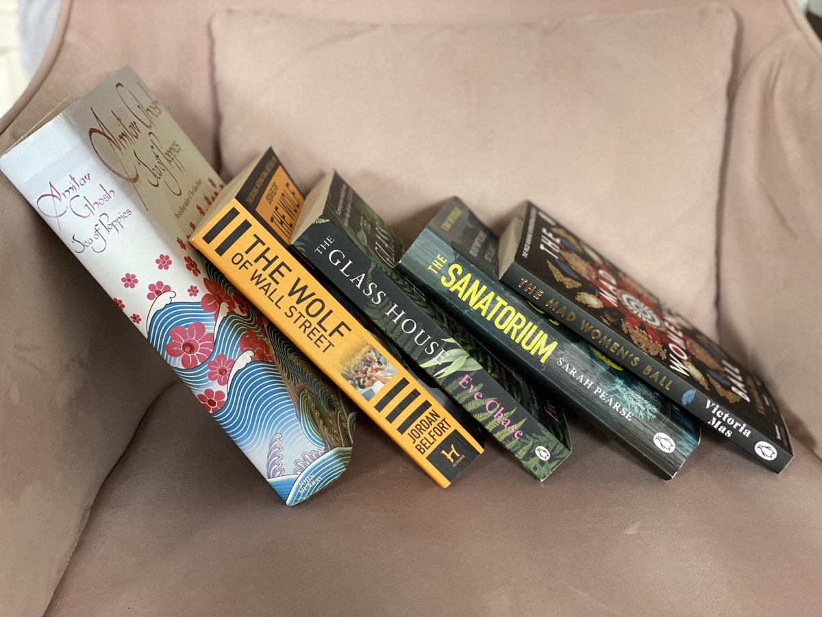 drbeatricehayes's tweet image. June♊️ Set on 2 continents👉🏻includes a club👉🏻household object on cover👉🏻unlikely detective👉🏻involves a 2nd chance #52bookclub #BookTwitter #readaholic