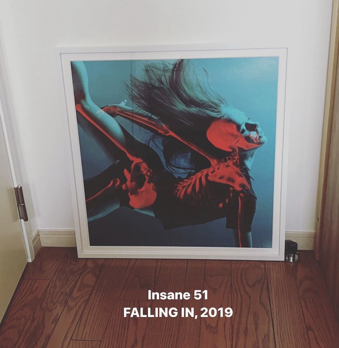 socool039's tweet image. 部屋の模様替えで、しばらく眠ってたリアルアートを出しました。
3年前に買ったInsane51 / fall in という作品で、3Dメガネ（青と赤のメガネ）で見え方が変わる面白い作品です。