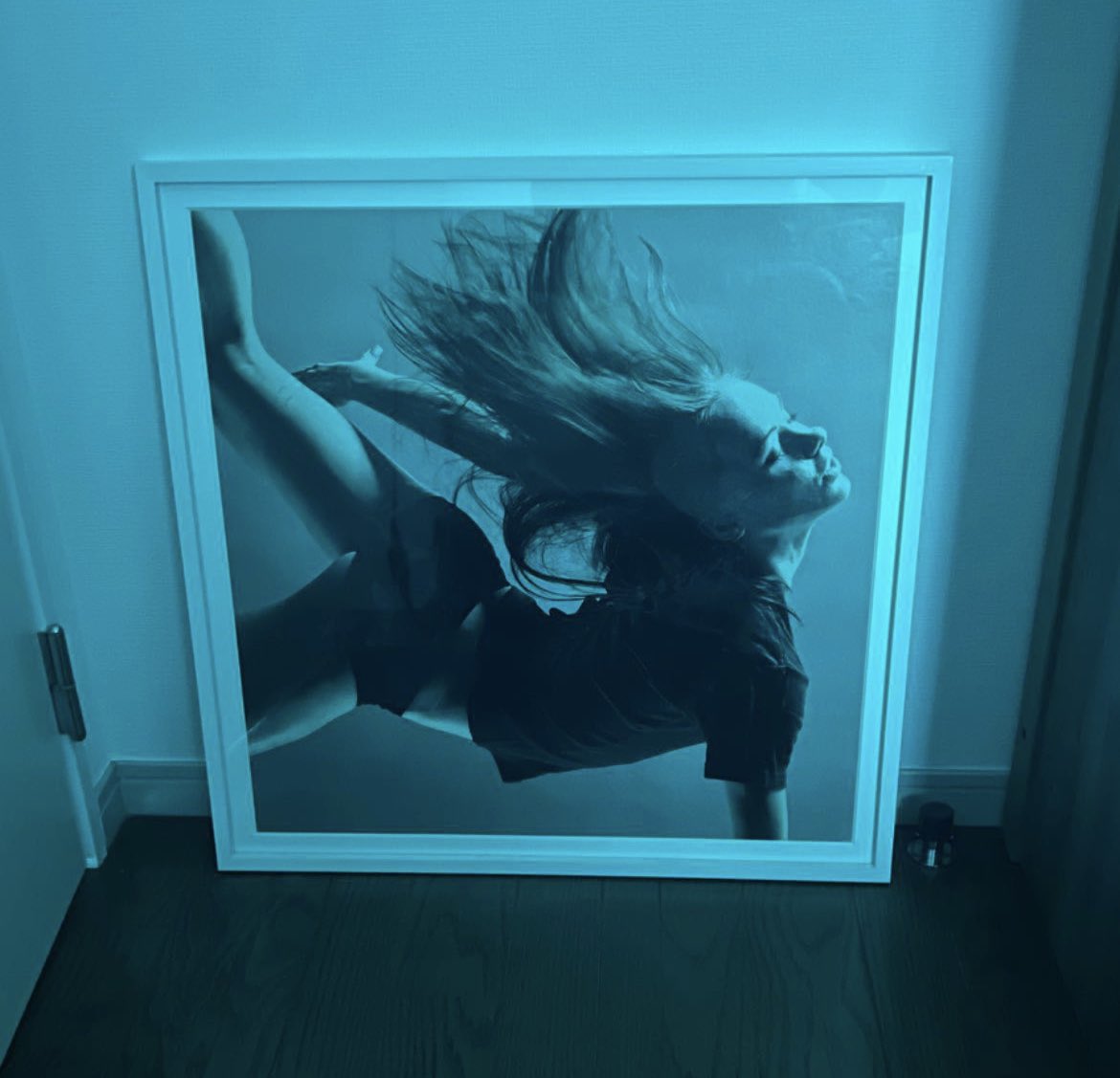 socool039's tweet image. 部屋の模様替えで、しばらく眠ってたリアルアートを出しました。
3年前に買ったInsane51 / fall in という作品で、3Dメガネ（青と赤のメガネ）で見え方が変わる面白い作品です。