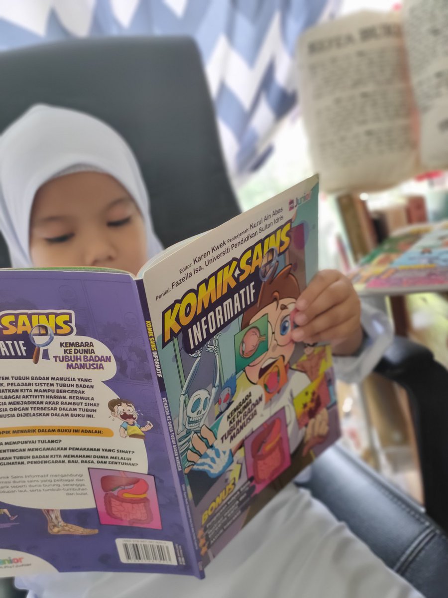 readingmuslimah's tweet photo. Mak ayah yang nak bawa anakยฒ jalan esok lusa, pastikan ada #komiksainsinformatif @bukuPTS ni. Boleh buat random trivia dengan anakยฒ dalam kereta atau sambilยฒ tunggu makanan yang dah order lambat sampai. Kita kurangkan tengok gajet hujung minggu ni, jom? ๐ #ptsjunior https://t.co/TD46I5cIYP