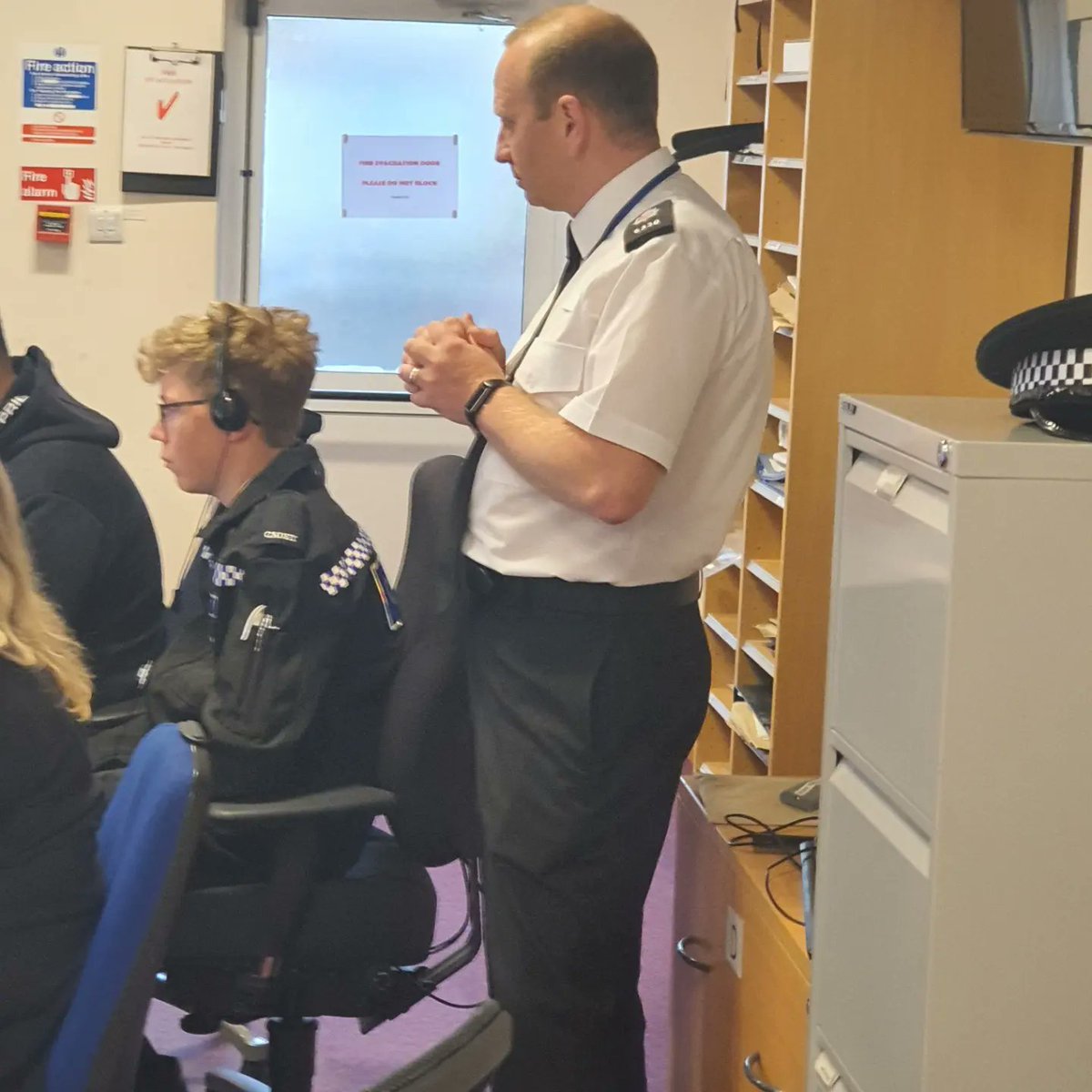 CadetsSurrey's tweet photo. Surrey Heath Cadets visited the Contact Centre and Force Control Room at #SurreyPolice Headquarters this week. They got to see how 999 calls are received and how units are deployed to incidents. @HSOFSURREY @SurreyPCC @SurreyPolice 
#SurreyHeath #PoliceCadets #VPC #SurreyVPC https://t.co/wpWlyUuquL