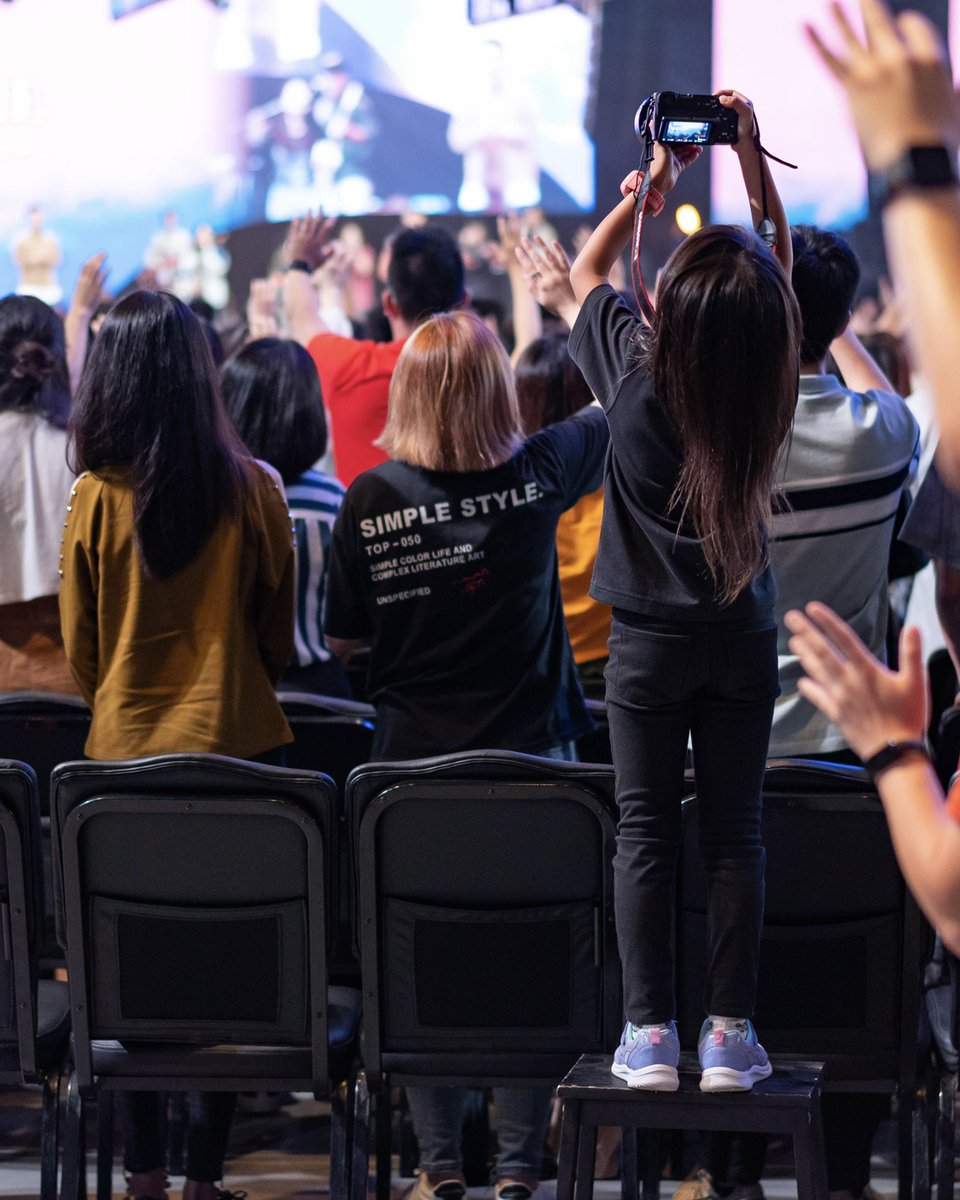 Lia_Chan's tweet photo. Entire services run by youths aged 6-18 in all depts. While I encouraged the Ops Service crew, a 13-yr-old voiced his feelings, alternating between high/low tones – his teenage voice had just started to break.
Beautiful sound to my ears. Youths are leaders TODAY!
#GenerationSmvmt https://t.co/sbC8OOJdhu