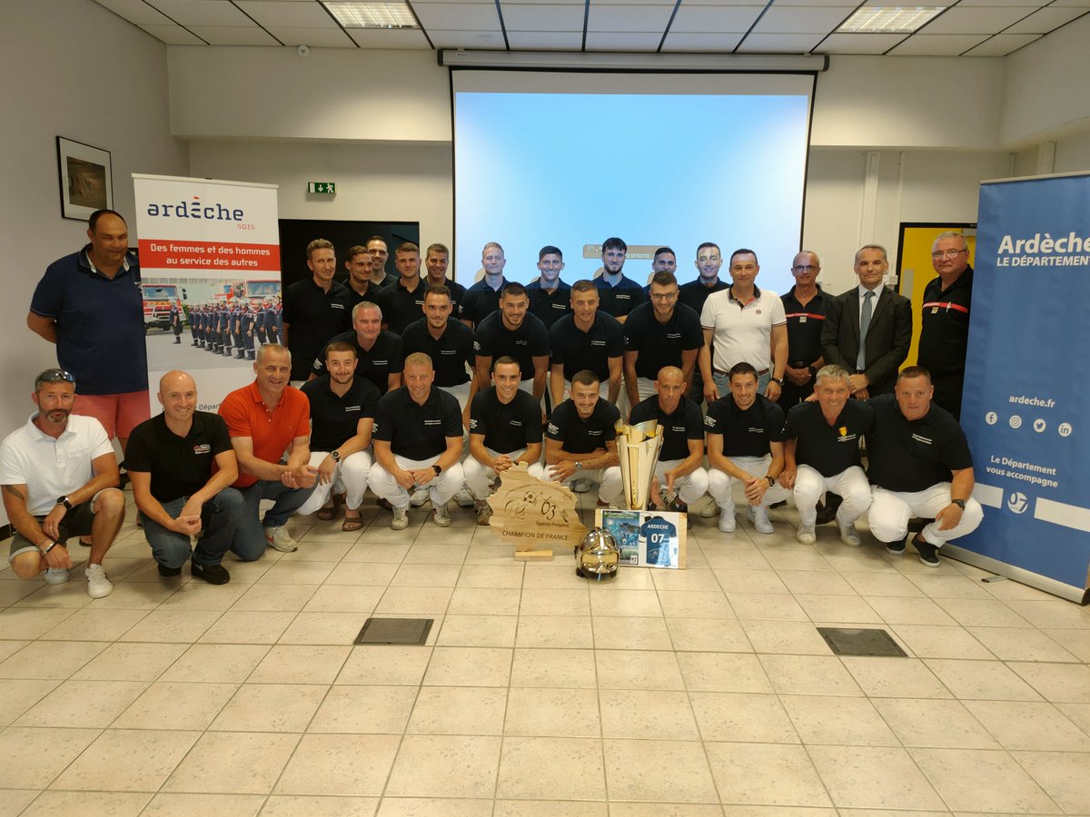 SDISPompiers07's tweet photo. 🏆⚽️ Soirée d'hommage le 27 juin à notre Equipe de foot sapeurs-pompiers de l'Ardèche championne de France N2 👏💪 Merci aux sponsors 🙏 Rdv en 2023 à domicile pour Championnat France N1 ⚽️🚒
#Foot #félicitations #UDSP07 #Prefet07 #Ardeche #sponsors #SDISPompiers07 #champions https://t.co/TDp2MMmTx1