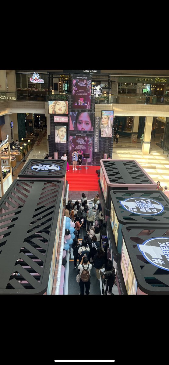 Rhismafy_'s tweet photo. dan gais banyak banget games asik yang hadiahnya dapet Product Maybelline lagi!! Banyak spot lucu juga buat foto-foto kerenn. jangan khawatir nih gais, ada juga grand prize iPhone 13 juga coooy #SkyHighMakeupSquare https://t.co/JGbwzs38QM