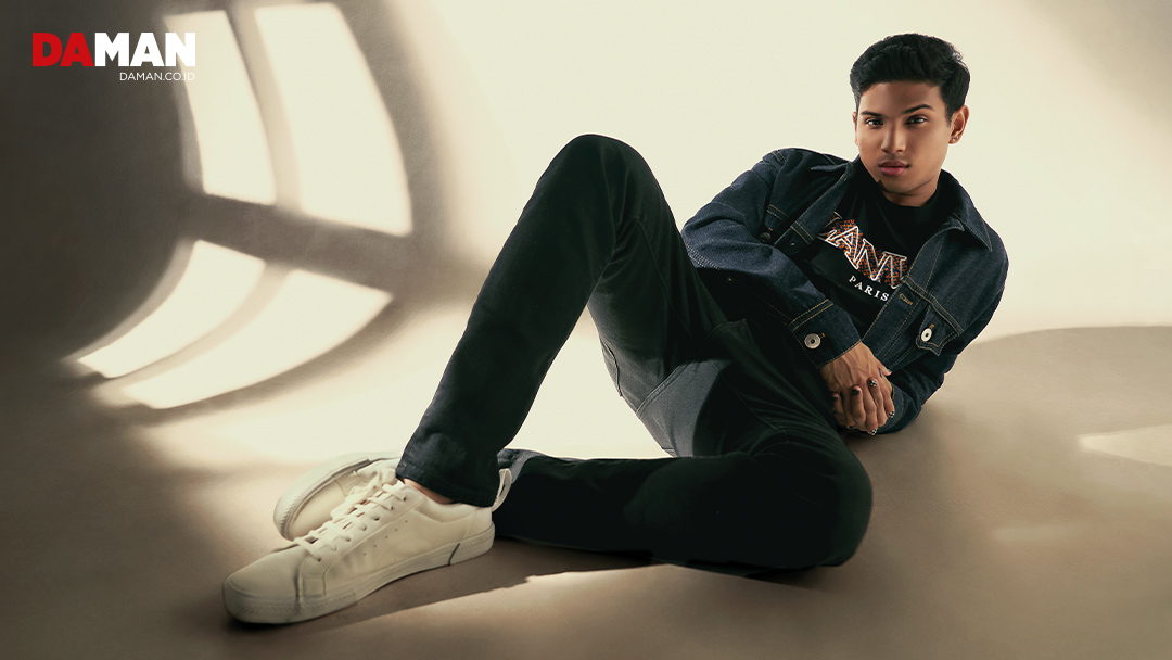 DAMAN_Magazine's tweet image. The 21-year-old star, Pangeran Lantang, chats with DAMAN about balancing his acting journey and YouTube career, along with his passion for soccer 

daman.co.id/the-princes-ad…

#PangeranLantang #ActorInterview #FashionFeature #FashionSpread