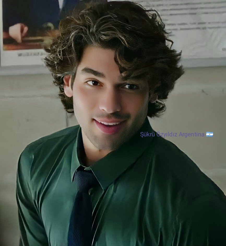 fernandaprodri2's tweet photo. ¡Feliz viernes!!🌹🤗 Günaydin Şükrü!!❤️❤️ @SukruOzyildiz #ŞükrüÖzyıldız #SukruOzyildiz #Eren #TatliKüçükYalancilar #LindasyPequeñasMentirosas #Şapkaci🎩 #AliceMüzikali #Kerem #AşkTaktikleri #AşkTaktikleri2 #TácticasdeAmor #LoveTactics #Netflix #Turquía #LatAm https://t.co/6dVFdy0YTC