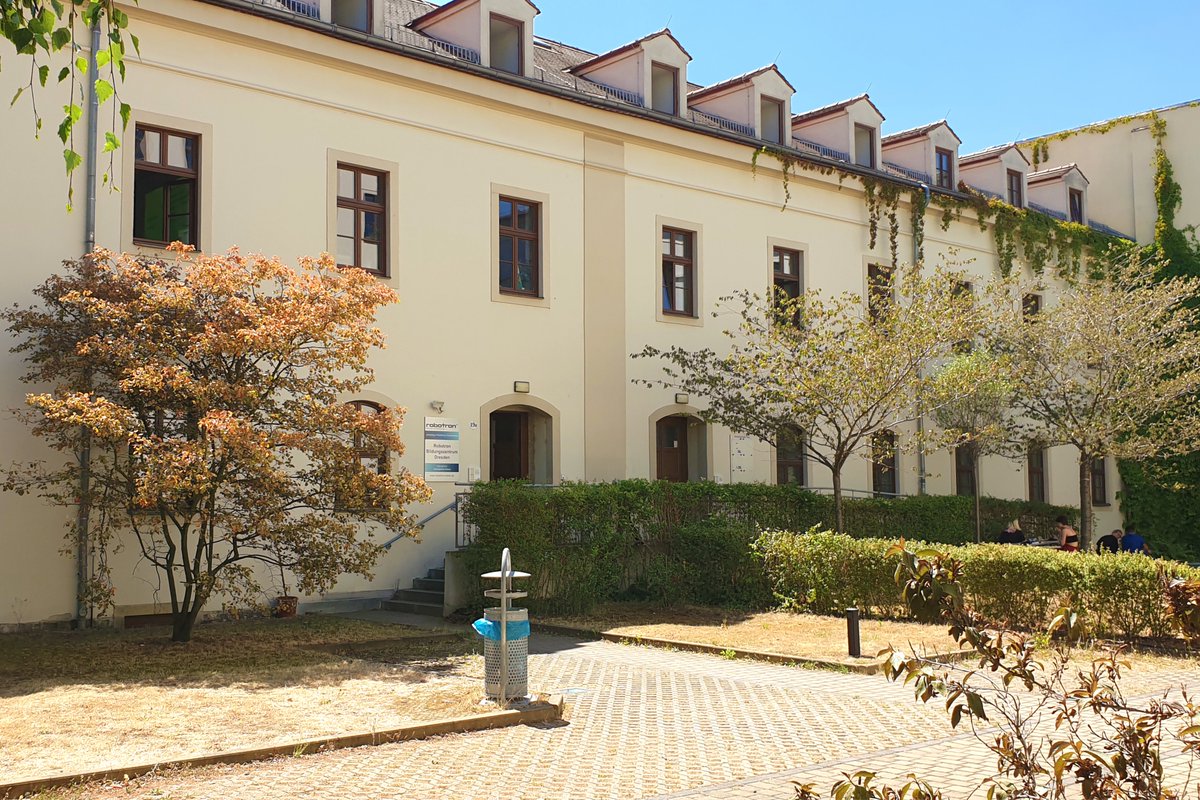 Seit heute sitzt unser Robotron Bildungszentrum #Dresden offiziell in der Neustadt!
Noch ist nicht alles perfekt, aber die Schulungen laufen erstmal. 
Neue Adresse: Antonstr. 19-21, 01097 Dresden, also direkt am Bahnhof Dresden-Neustadt.
Wir freuen uns auf euren Besuch!
#umzug