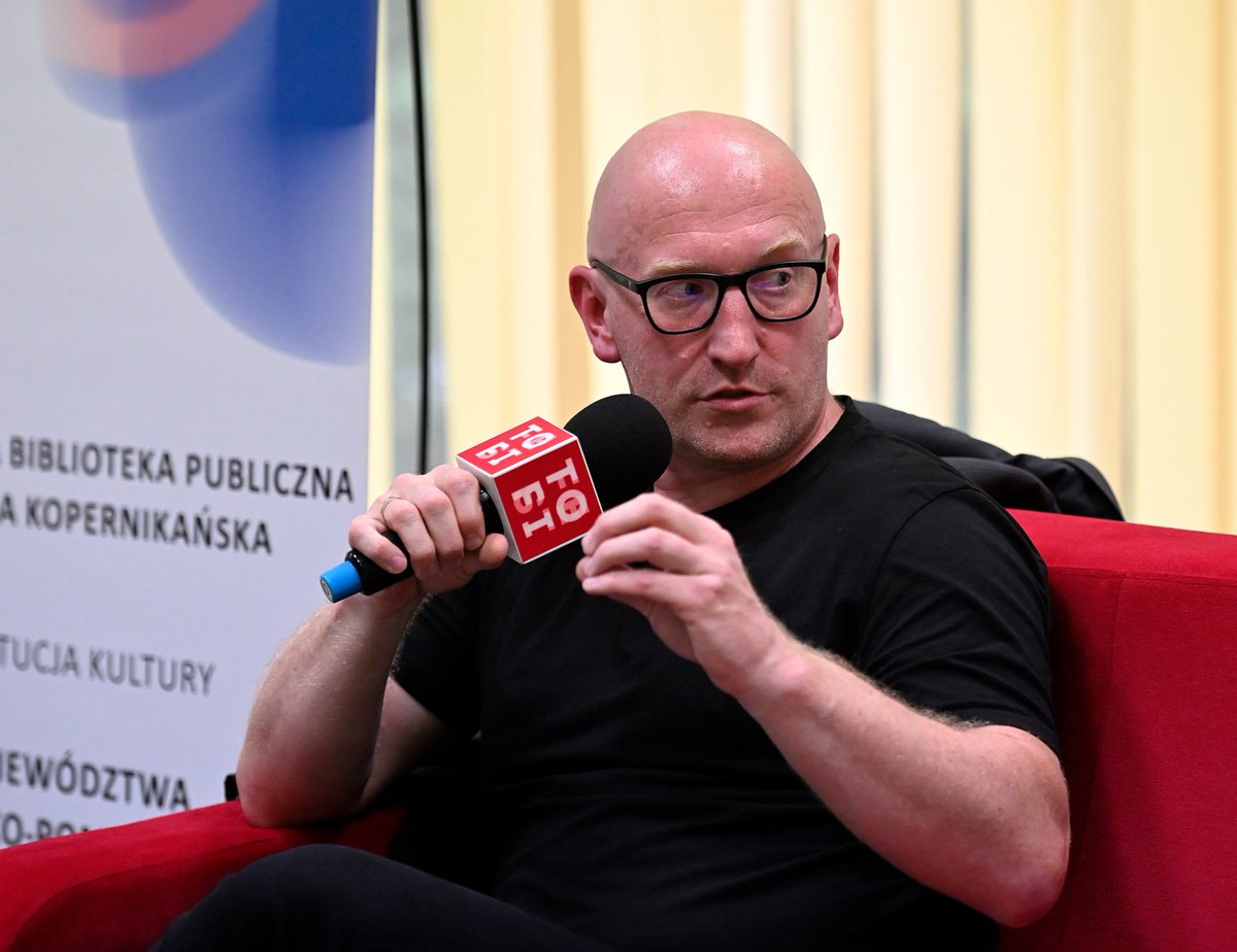 ksiaznicatorun's tweet photo. Najpierw panowie #Brejdygant, #Małecki i #Jaworski się przywitali, a potem odbyli bardzo interesującą rozmowę. Ku zadowoleniu publiczności. Pierwszy dzień z literaturą na @tofifest zaliczamy do bardzo udanych 🙂👍
#Tofifest #Książnica #LubieTuByc https://t.co/b57zZCh2aR