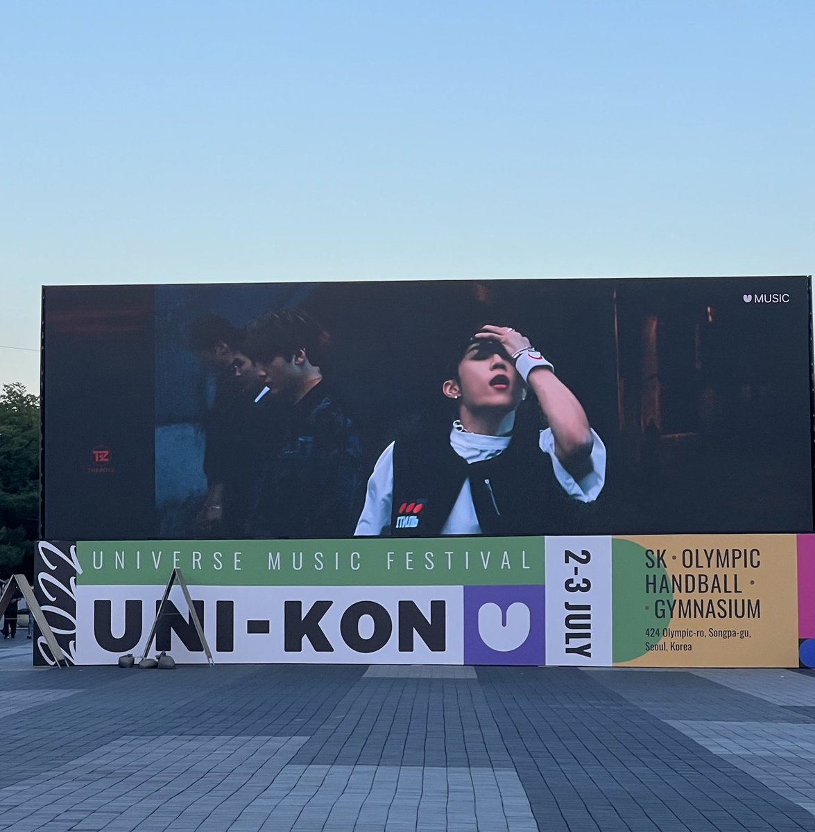 올공 한복판에서 유니버스뮤직 뮤비 나오고 있음…. 내일 드디어 너의세계로 다시 볼 수 있나🥺