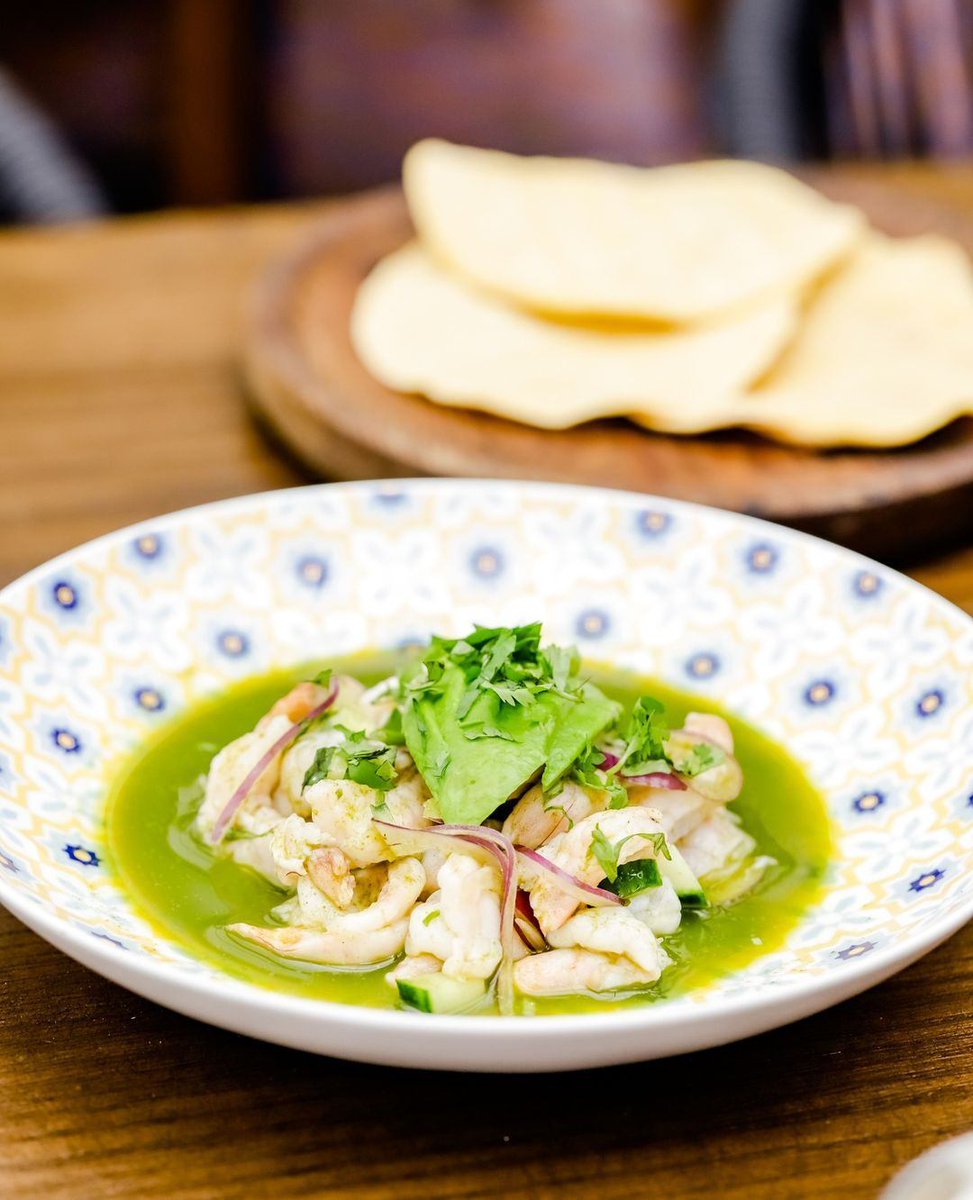 If you could capture the feel of summer vacation in a dish, it would be this Camarón en Agua Chile from Vidorra Cocina. Our Meltemi porcelain collection complements the summery vibes perfectly with bright hues and Mediterranean-inspired design.