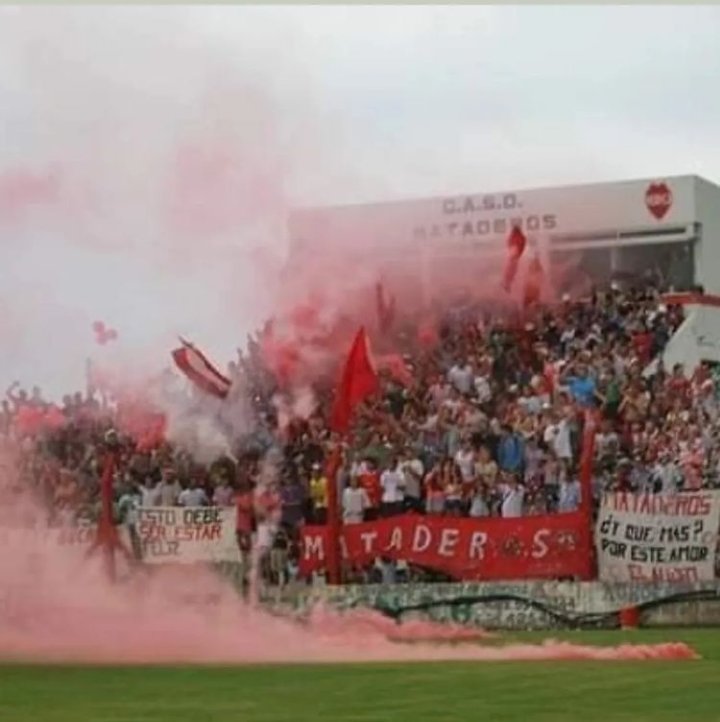 Diego_DeLucca8's tweet image. Y recuerden, el barrio Mataderos siempre apoya a su club, SIEMPRE 🇦🇹⚫🟢
Las similitudes son obvias, esta pasión es única y queda demostrado que la gente de @NuevaChicago y @CLUBMATADEROS son los más fieles! Feliz cumpleaños a todo Mataderos, 111 y 81 años de pura historia!