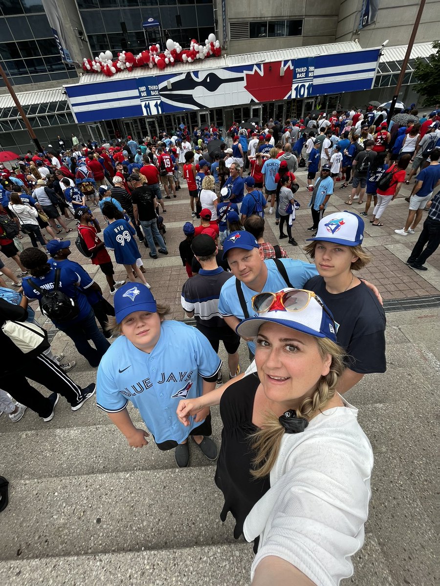 bealmichelly's tweet photo. Happy Canada Day!! Travelled 3222km to be here! #NextLevel  #BlueJays https://t.co/2ndM4APqji