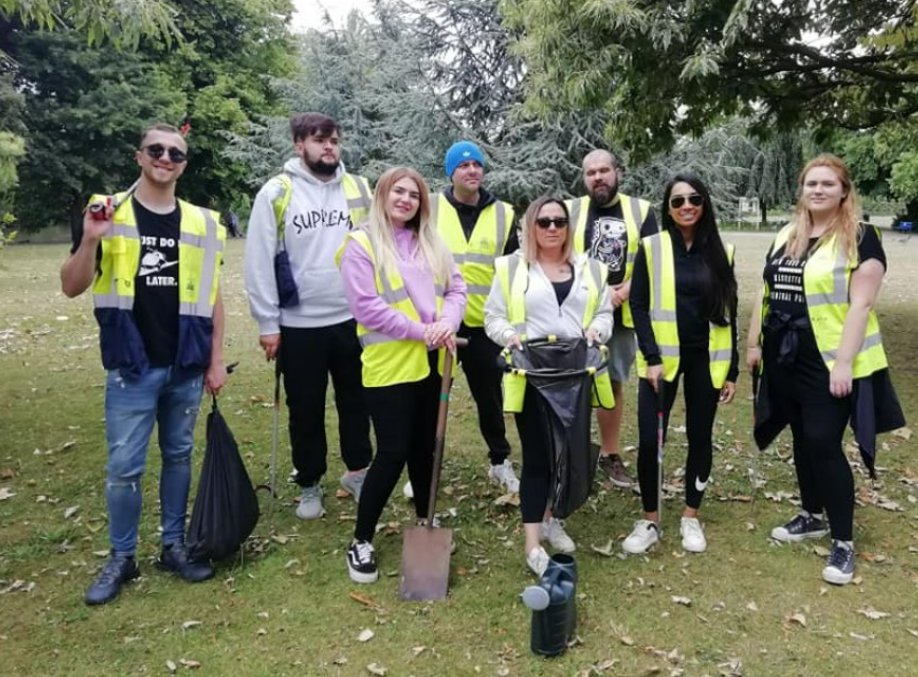 SandallPark's tweet photo. Great team effort by @BTGroup Doncaster #volunteers who worked extremely hard for their #FoSP bag! Litterpicking, weeding, planting, watering. Thank you! Come again soon. @MyDoncaster @DoncasterGSN @Doncaster_Place @NatFedParks #doncasterisgreat https://t.co/NZTKbBmZ9r