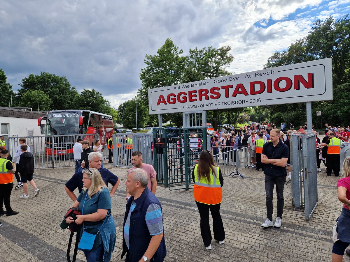 MartijnReusken's tweet photo. ⚽️ 🇩🇪 #TuSMondorf v. @fckoeln_en 🐐 in het #Aggerstadion van #Troisdorf
Aftrap seizoen 2022-2023 🥳
#groundhopping #groundspotting #footballgrounds #footballculture #Köln #effzeh https://t.co/5b1fcP01DY