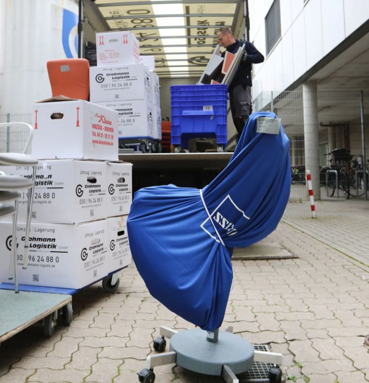 GesundheitNord's tweet photo. Der Umzug in die neue #Geburtsklinik ist heute gestartet. Im Klinikum Links der Weser ist die erste LKW-Ladung in Richtung #Klinikum #Bremen-#Mitte losgefahren. Am Donnerstag, 7. Juli, wird der Umzug abgeschlossen sein. Schon ab 6. Juli um 22 Uhr gehen die Kreißsäle in Betrieb. https://t.co/vHo2gASYkE