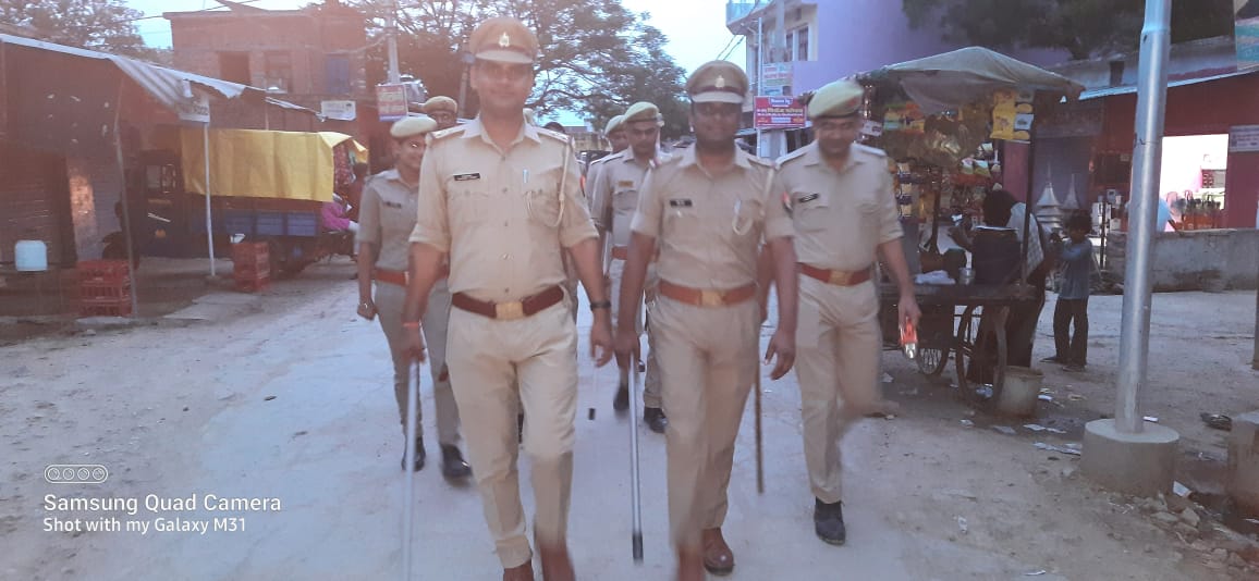 ErachPolice's tweet photo. #JhansiPolice 
   #SSPJhansi शिवहरी मीना के निर्देशन में शांति एवं सुरक्षा व्यवस्था के दृष्टिगत थाना एरच पुलिस द्वारा क्षेत्र के सार्वजनिक स्थानों एवं भीड भाड़ वाले स्थानो पर #पैदल_गस्त किया गया।
  @Uppolice @VivekTripathiSP https://t.co/ehtkNrTfGW