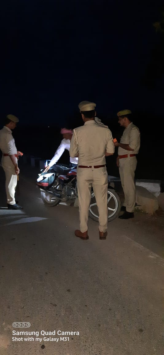 ErachPolice's tweet photo. #JhansiPolice 
   #SSPJhansi शिवहरी मीना के निर्देशन में शांति एवं सुरक्षा व्यवस्था के दृष्टिगत थाना एरच पुलिस द्वारा क्षेत्र के सार्वजनिक स्थानों एवं भीड भाड़ वाले स्थानो पर #पैदल_गस्त किया गया।
  @Uppolice @VivekTripathiSP https://t.co/ehtkNrTfGW