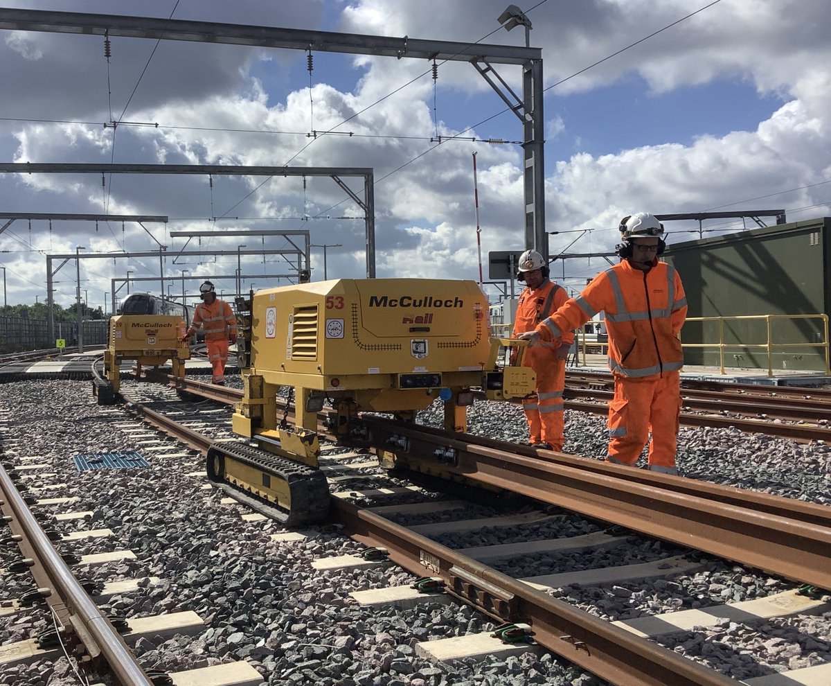 13milepost's tweet photo. Something for the weekend: Thanks to our friends @MccullochRail , new switch safely delivered using #TRT system , from delivery truck to rail site in under 10 minutes #TrackTeam 🚧 🦺 #Cricklewwod #PermanentWay maintaining 🔧🪝#Thameslink https://t.co/EEFT9DZna8