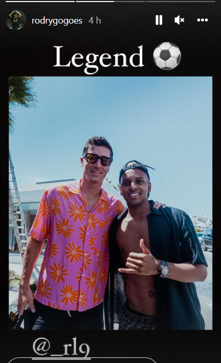 elchiringuitotv's tweet photo. "LEYENDA⚽️"

🇧🇷Rodrygo se rinde a Lewandowski tras su encuentro en vacaciones... 

🙄...en plenas NEGOCIACIONES entre Barça y Bayern por el polaco. https://t.co/eFKjTVaXrZ